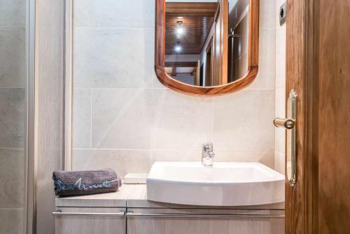 维耶拉Riu Nere by SeaMount Rentals的一间带水槽和镜子的浴室