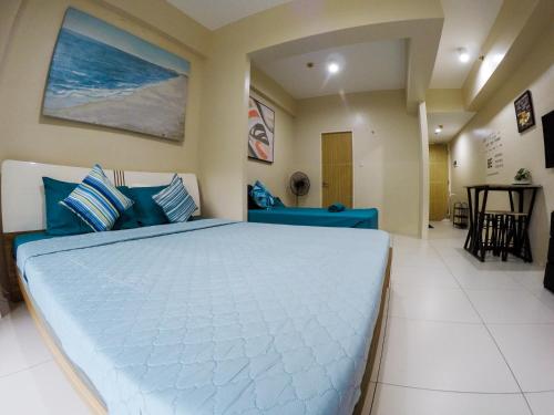 纳苏格布Beach Getaway at Pico de Loro Hamilo Coast Nasugbu Batangas的一间卧室,卧室内配有一张蓝色大床