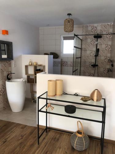 卡尔卡松Le Mas Victoria - Chambres d'hôtes avec table d'hôtes的浴室配有盥洗盆和浴缸。