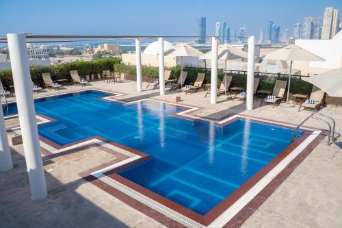 迪拜莫凡彼埃尔玛扎迪拜公寓式酒店的建筑物屋顶上的游泳池