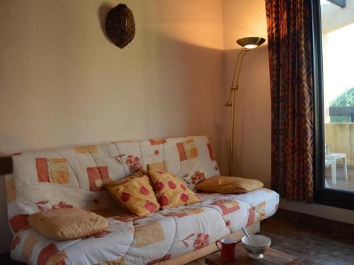 圣普里安海滩Appartement Saint-Cyprien, 2 pièces, 4 personnes - FR-1-225D-169的客厅配有带枕头的沙发