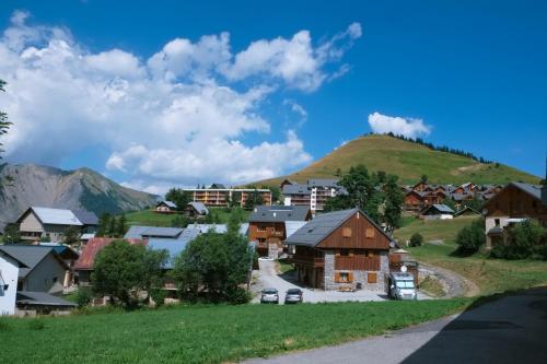 艾尔比蒙通VVF Résidence Albiez-Montrond Maurienne的山脚下的小村庄