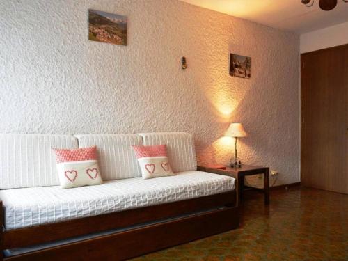 大博尔南Appartement Le Grand-Bornand, 1 pièce, 4 personnes - FR-1-241-80的客厅配有带粉红色枕头的白色沙发