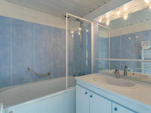 比亚里茨Studio Biarritz, 1 pièce, 2 personnes - FR-1-3-410的浴室配有水槽、淋浴和浴缸。