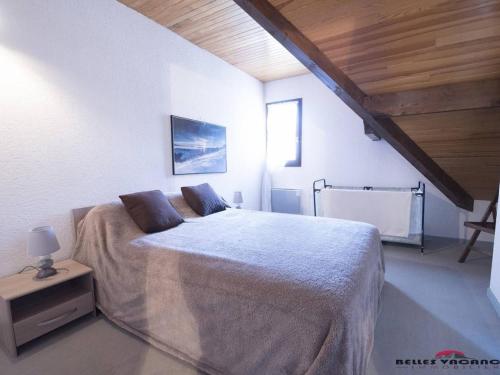 圣拉里苏朗Appartement Vielle-Aure, 4 pièces, 8 personnes - FR-1-296-133的一间白色客房内配有一张大床的卧室