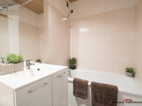 圣拉里苏朗Appartement Vielle-Aure, 4 pièces, 8 personnes - FR-1-296-133的带浴缸、水槽和浴缸的浴室。