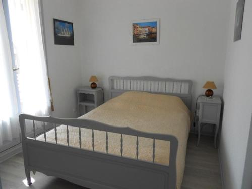 布科·莱斯白老城Appartement Vieux-Boucau-les-Bains, 2 pièces, 5 personnes - FR-1-379-24的一间卧室配有一张带两张桌子和两盏灯的床。