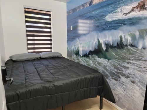 格伦代尔Orangewood & 51Ave Homestay - Not a Hotel的卧室配有一张床,墙上挂有绘画作品
