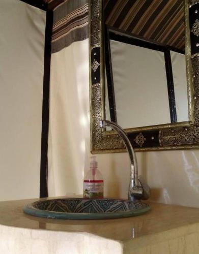 梅尔祖卡Luxury Local Camp的浴室设有水槽、镜子和水槽