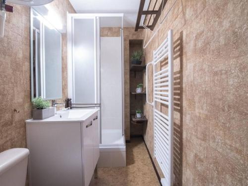 圣拉里苏朗Appartement Saint-Lary-Soulan, 2 pièces, 4 personnes - FR-1-296-261的浴室设有白色水槽和镜子