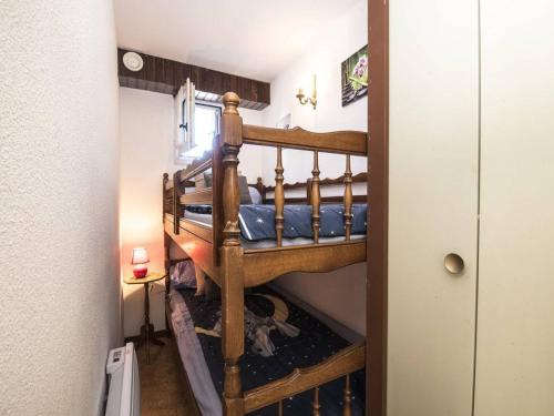 圣拉里苏朗Appartement Saint-Lary-Soulan, 2 pièces, 4 personnes - FR-1-296-261的一间客房内配有两张双层床的房间