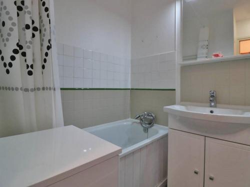 蒙特瓦勒赞Studio Montvalezan-La Rosière, 1 pièce, 4 personnes - FR-1-398-573的浴室配有盥洗盆、浴缸和盥洗盆