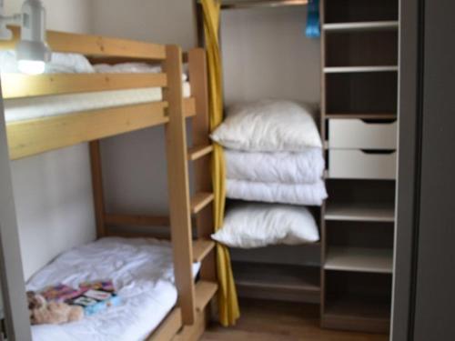 蒙热内夫尔Appartement Montgenèvre, 2 pièces, 4 personnes - FR-1-266-131的带双层床、毛巾和枕头的客房