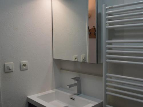 蒙热内夫尔Appartement Montgenèvre, 2 pièces, 4 personnes - FR-1-266-131的一间带水槽和镜子的浴室