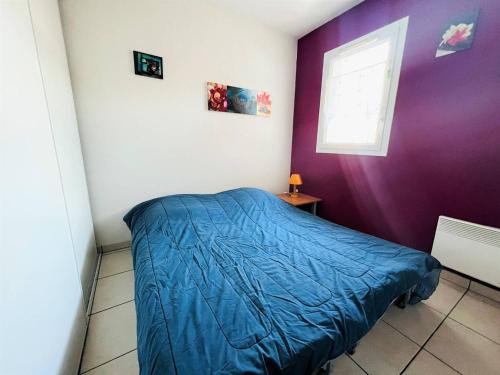 康博莱班Appartement Cambo-les-Bains, 2 pièces, 2 personnes - FR-1-495-4的一间卧室设有蓝色的床和窗户。