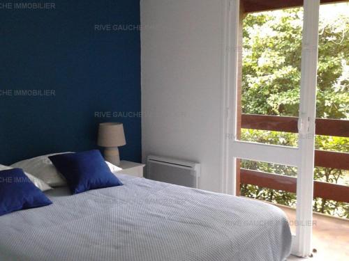 布科·莱斯白老城Villa Vieux-Boucau-les-Bains, 4 pièces, 5 personnes - FR-1-379-93的一间卧室配有一张蓝色墙壁的床和一扇窗户