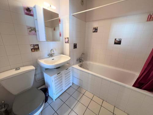 康博莱班Studio Cambo-les-Bains, 1 pièce, 2 personnes - FR-1-495-63的浴室配有卫生间、盥洗盆和浴缸。