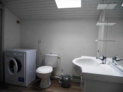 卡布勒通Villa Capbreton, 3 pièces, 4 personnes - FR-1-413-79的浴室配有卫生间、盥洗盆和洗衣机。
