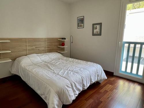 康博莱班Appartement Cambo-les-Bains, 2 pièces, 2 personnes - FR-1-495-82的一间带床的卧室,位于带窗户的房间内