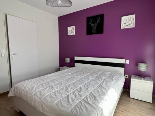伊特萨苏Appartement Itxassou, 2 pièces, 3 personnes - FR-1-495-47的一间卧室配有一张紫色墙壁的床