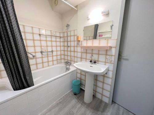康博莱班Appartement Cambo-les-Bains, 1 pièce, 2 personnes - FR-1-495-50的浴室配有盥洗盆、浴缸和盥洗盆