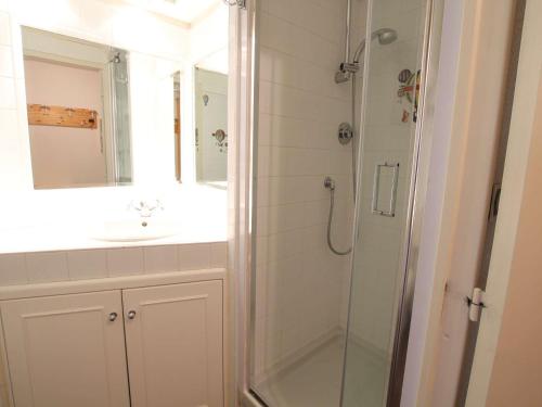 蒙热内夫尔Appartement Montgenèvre, 2 pièces, 4 personnes - FR-1-330D-91的带淋浴、盥洗盆和镜子的浴室