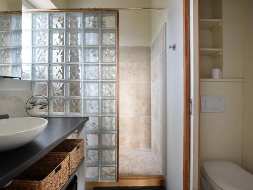 阿尔桑雷Appartement Ars-en-Ré, 3 pièces, 4 personnes - FR-1-434-54的浴室设有玻璃墙淋浴和水槽