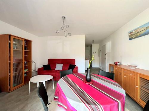 康博莱班Appartement Cambo-les-Bains, 2 pièces, 2 personnes - FR-1-495-62的一间卧室配有红色的床和红色的沙发