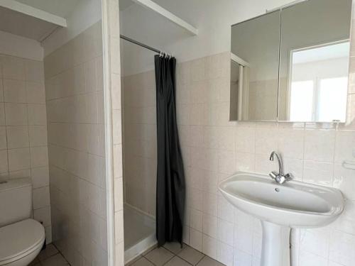 康博莱班Appartement Cambo-les-Bains, 2 pièces, 3 personnes - FR-1-495-88的一间带水槽、淋浴和卫生间的浴室
