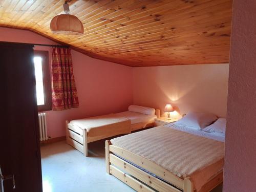 阿雷什Chalet Arêches-Beaufort, 6 pièces, 12 personnes - FR-1-342-198的一间卧室设有两张床和木制天花板