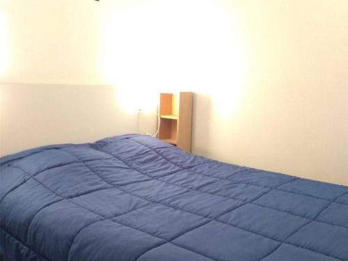阿拉纽埃Appartement Piau-Engaly, 3 pièces, 8 personnes - FR-1-457-204的卧室内的一张蓝色棉被
