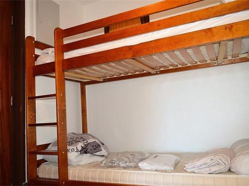 丰罗默奥代洛维亚Appartement Font-Romeu-Odeillo-Via, 2 pièces, 6 personnes - FR-1-580-29的小型客房配有两张双层床,