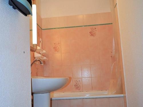 丰罗默奥代洛维亚Appartement Font-Romeu-Odeillo-Via, 2 pièces, 6 personnes - FR-1-580-29的一间带水槽、卫生间和淋浴的浴室