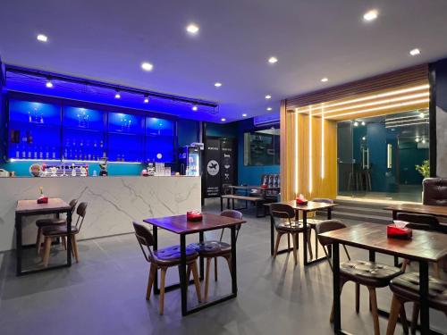 班敦孟Airport Mini Hostel at Don Muang Airport的一间带桌椅的餐厅和一间酒吧