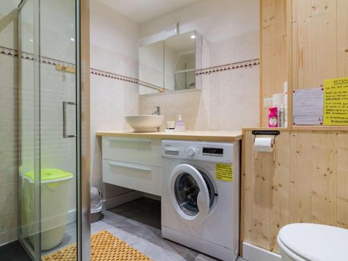 巴里吉斯Appartement Barèges, 3 pièces, 6 personnes - FR-1-403-96的一间带洗衣机和水槽的浴室