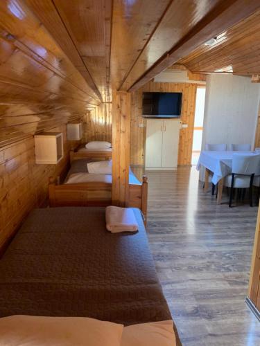 莫雄马扎尔古堡尼姆洛德埃斯伊特姆酒店的小木屋内带四张床的客房
