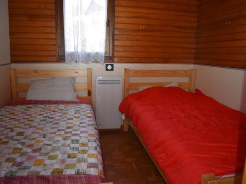 丰罗默奥代洛维亚Chalet Font-Romeu-Odeillo-Via, 5 pièces, 6 personnes - FR-1-580-39的一间卧室设有两张床和窗户。