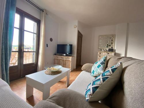 弗里希利亚纳Casa LUNA的客厅配有沙发和桌子