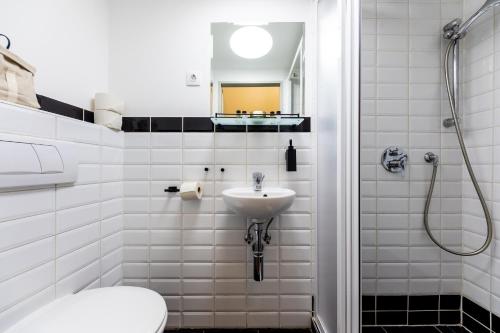 布达佩斯Adagio Downtown Rooms的白色的浴室设有水槽和卫生间。