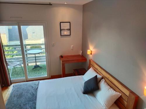 勒孔凯世界尽头酒店的一间卧室设有一张床和一个大窗户