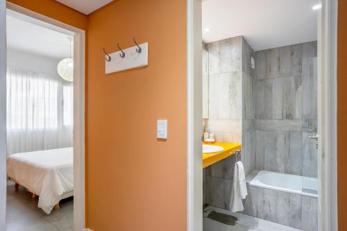 格塞尔镇Departamento Apart Espacio Marina的带淋浴、浴缸和盥洗盆的浴室