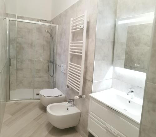 米兰Residenze Niguarda E的浴室配有卫生间、盥洗盆和淋浴。