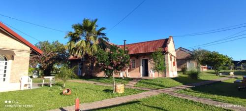 康考迪亚Cabañas de Ayui的院子里有棕榈树的房子