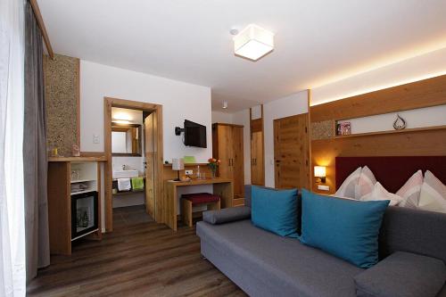 Nikolsdorf斯坦内霍夫旅馆的带沙发的客厅和带厨房的客厅