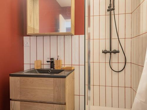 贝诺代Appartement Bénodet, 2 pièces, 4 personnes - FR-1-481-80的一间带水槽和淋浴的浴室