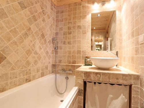 葱仁谷Appartement Val Thorens, 3 pièces, 5 personnes - FR-1-637-3的带浴缸、水槽和浴缸的浴室