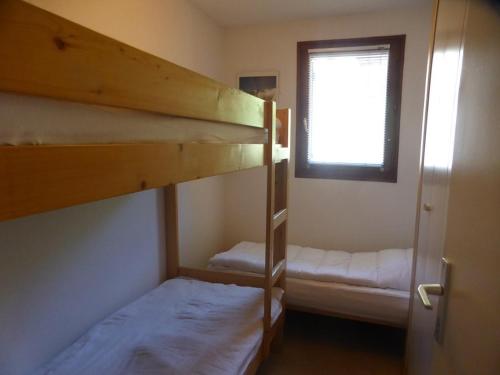 博福特Appartement Arêches-Beaufort, 3 pièces, 7 personnes - FR-1-342-241的一间卧室设有两张双层床和一扇窗户。