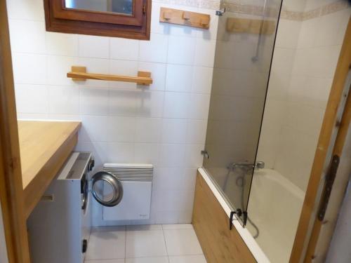 博福特Appartement Arêches-Beaufort, 3 pièces, 7 personnes - FR-1-342-241的带淋浴、卫生间和盥洗盆的浴室