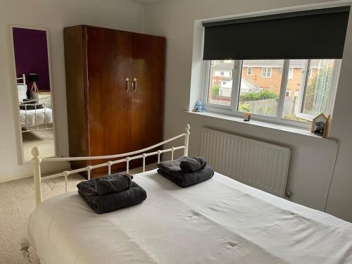 曼彻斯特Manchester 2 Bedroom House with Garden的一间卧室配有一张带两个枕头的床