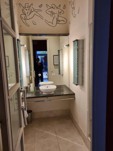 蒙彼利埃Suite indépendante avec 1 chambre et 1 bureau的一间带水槽和镜子的浴室